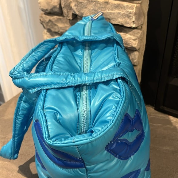 WILDFOX Lips Puffer Tote,zip top,2 handle,interior zip & 2 slash pocket,key hook - Picture 3 of 11